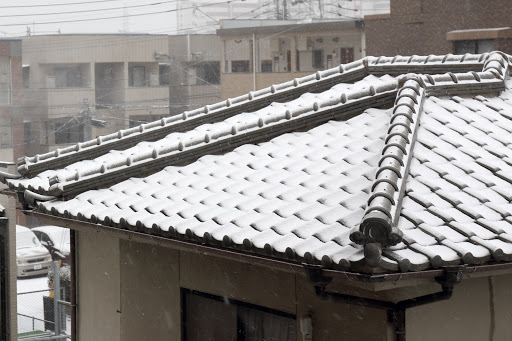 雪が積もった瓦屋根